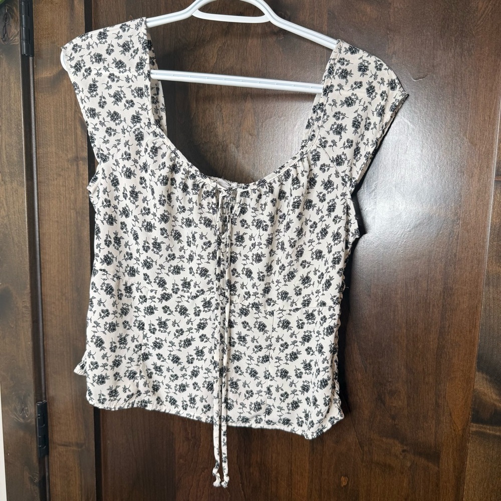 Sienna Sky Black and White Floral Blouse tie front smocked back Size L cap sleev - Picture 3 of 10